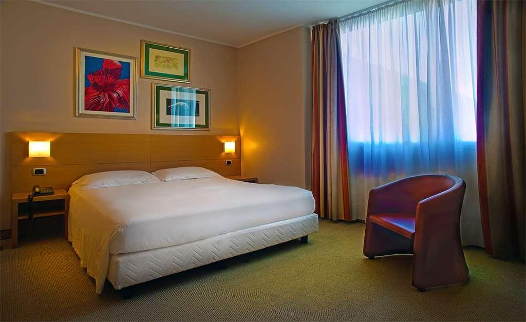 קולוניו מונצזה Hotel Sporting Cologno חדר תמונה